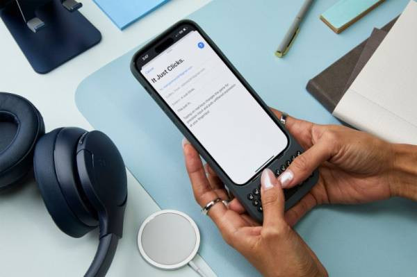 Для iPhone выпустили чехол с qwerty-клавиатурой — с ним он превращается в подобие BlackBerry