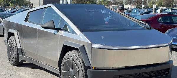 Владелец Cybertruck сломал палец, пытаясь показать безопасность электромобиля